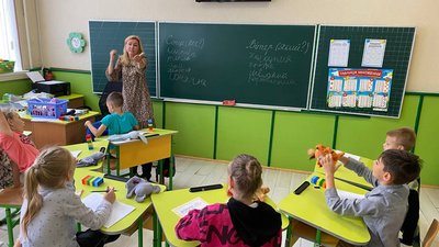 "Їм важливо відчути себе за партою": у Вінниці 90 дітей-переселенців проходять підготовчий курс до школи