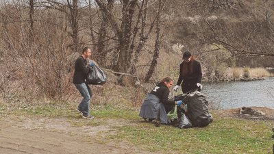 Акцію з прибирання сміття організували волонтери біля ужгородського кар'єру Акцію з прибирання сміття організували волонтери біля ужгородського кар'єру