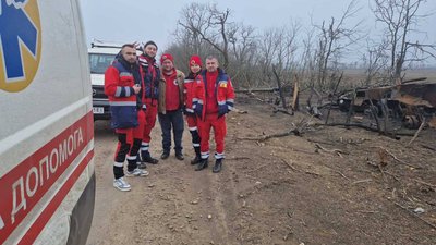 Тернопільські бригади екстреної меддопомоги повернулася з Херсонщини Тернопільські бригади екстреної меддопомоги повернулася з Херсонщини
