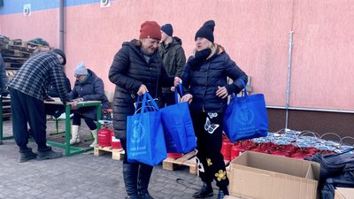 люди гуманітарна допомога агенція ООН волонтери Желанне Донецька область люди гуманітарна допомога агенція ООН волонтери Желанне Донецька область
