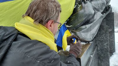 Харків'яни несуть квіти до пам'ятника Шевченка у річницю його дня народження Харків'яни несуть квіти до пам'ятника Шевченка у річницю його дня народження