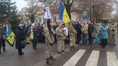 В Охтирці поховали військового Валерія Глєбова, який загинув під Бахмутом В Охтирці поховали військового Валерія Глєбова, який загинув під Бахмутом
