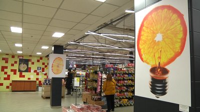 У Житомирі в супермаркеті провели виставку дитячих макрофотографій