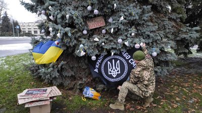 "Друге Різдво в полоні": у Черкасах прикрасили ялинку та нагадали про полонених захисників "Друге Різдво в полоні": у Черкасах прикрасили ялинку та нагадали про полонених захисників