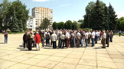 У Житомирі більше сотні містян біля приміщення обласної ради вимагали перерахунку пенсій