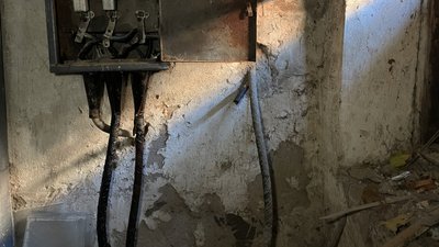 П'ятий місяць без електрики: як живуть після підриву Каховської ГЕС мешканці п'яти багатоповерхівок Херсона П'ятий місяць без електрики: як живуть після підриву Каховської ГЕС мешканці п'яти багатоповерхівок Херсона