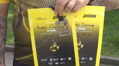 Олександр Маковей золоту медаль здобув у штовханні 4-кілограмового ядра з крісла колісного. Друге золото - у командній грі в баскетбол. Олександр Маковей золоту медаль здобув у штовханні 4-кілограмового ядра з крісла колісного. Друге золото - у командній грі в баскетбол.