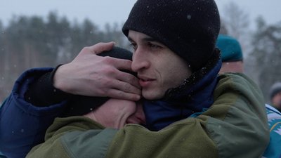 Звільнений з полону морпіх обіймає прапор