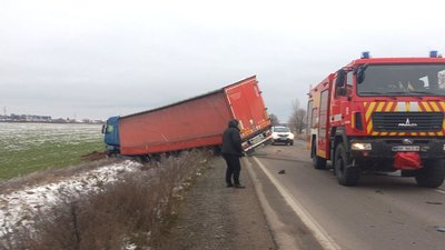 Зіткнення вантажівки та легковика на Рівненщині: загинули чотири людини Зіткнення вантажівки та легковика на Рівненщині: загинули чотири людини
