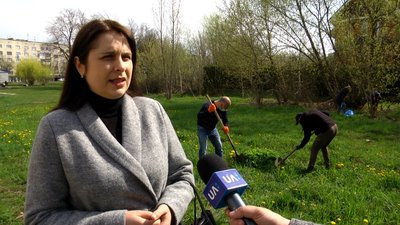 У Житомирі жителі Корбутівки викопали 50 кущів борщівника в місцях відпочинку У Житомирі жителі Корбутівки викопали 50 кущів борщівника в місцях відпочинку