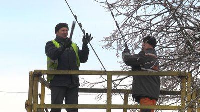 У Львові чистять контактну мережу тролейбусів, аби відновити рух: як це відбувається У Львові чистять контактну мережу тролейбусів, аби відновити рух: як це відбувається