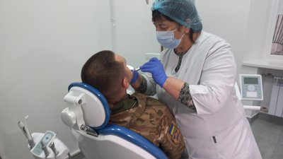 Військовий лікує зуби
