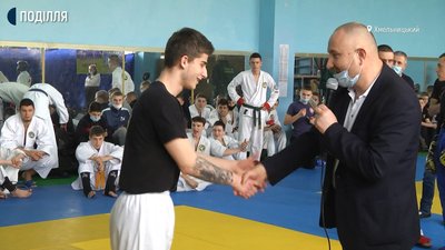 Олександр Школьник на цьому чемпіонаті отримав звання майстра спорту України з рукопашного бою, йому 17 років Олександр Школьник на цьому чемпіонаті отримав звання майстра спорту України з рукопашного бою, йому 17 років