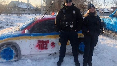 У Дніпрі зі снігу зліпили патрульне авто. Поліцейські оцінили креатив