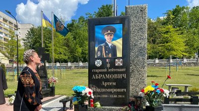 У Житомирі в День Героїв вшанували пам'ять загиблих воїнів У Житомирі в День Героїв вшанували пам'ять загиблих воїнів