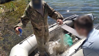 На Херсонщині співробітника рибоохоронного патруля підозрюють в браконьєрстві