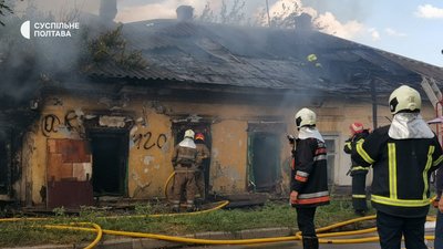 У Полтаві біля млинзаводу горить будинок У Полтаві біля млинзаводу горить будинок