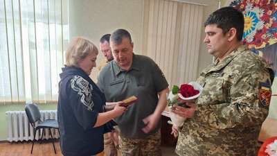 Посмертні нагороди вручили рідним військовим з Хмельниччини