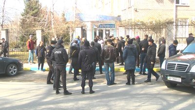 Під будівлею ПАТ "Запоріжгаз" люди влаштували акцію протесту Під будівлею ПАТ "Запоріжгаз" люди влаштували акцію протесту