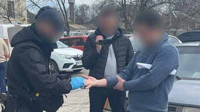Вимагав 10 тис. грн хабаря від переселенця — правоохоронці затримали службовця Охтирської міськради