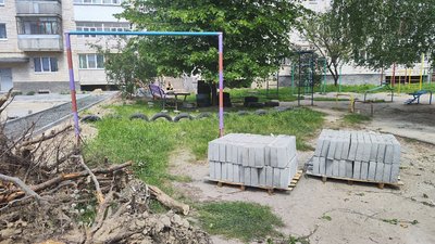 Вкладають бруківку і формують клумби: в Луцьку ремонтують декілька дворів Вкладають бруківку і формують клумби: в Луцьку ремонтують декілька дворів