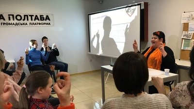 "Людина зможе порозумітися": у Полтаві охочих навчають жестової мови