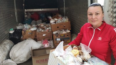 Готує сухі супи та відвозить військовим на передову. Як жителька Хмельниччини створила кулінарний фронт Готує сухі супи та відвозить військовим на передову. Як жителька Хмельниччини створила кулінарний фронт