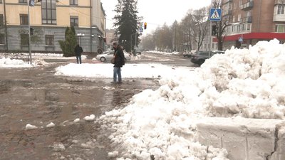 Оминаючи кучугури та перестрибуючи калюжі — як Черкаси справляються з відлигою Оминаючи кучугури та перестрибуючи калюжі — як Черкаси справляються з відлигою