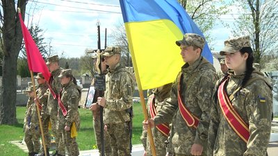 У Житомирі попрощалися з десантником Русланом Мошківським, який загинув від ворожої кулі У Житомирі попрощалися з десантником Русланом Мошківським, який загинув від ворожої кулі