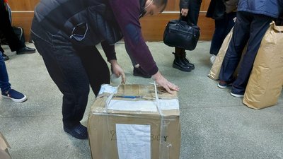 Черги й тиснява: як у виборчкомі в Харкові приймають протоколи Черги й тиснява: як у виборчкомі в Харкові приймають протоколи