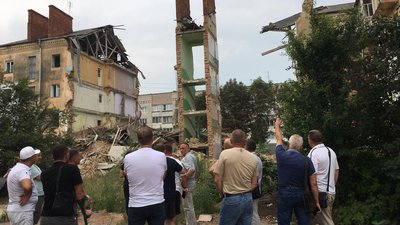 У Дрогобичі обвалилася частина другого під'їзду на Грушевського 101/1 У Дрогобичі обвалилася частина другого під'їзду на Грушевського 101/1