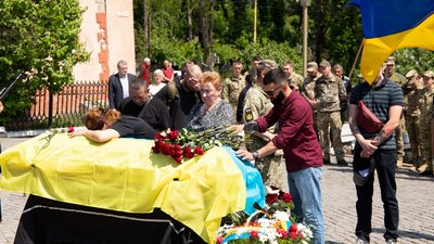В Ужгороді попрощалися із загиблим захисником Євгеном Лабою В Ужгороді попрощалися із загиблим захисником Євгеном Лабою