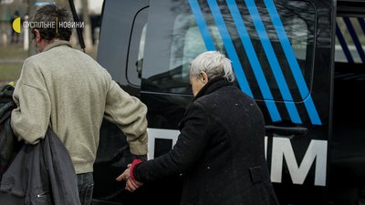 Деякі люди йдуть пішки з Бучі — фоторепортаж з евакуаційного центру поблизу Ірпеня Деякі люди йдуть пішки з Бучі — фоторепортаж з евакуаційного центру поблизу Ірпеня