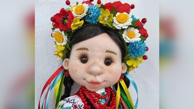 Майстриня з Миколаєва власноруч виготовляє текстильні ляльки