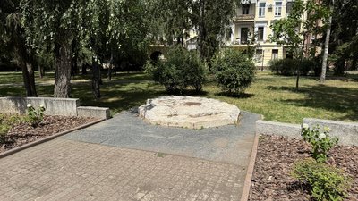 У Полтаві стоять пусті постаменти після декомунізації пам’ятників У Полтаві стоять пусті постаменти після декомунізації пам’ятників
