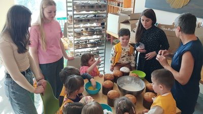 Паски за рецептами з Криму відправляють зі Львова на фронт — інтерв'ю з засновницею львівського кримського закладу Паски за рецептами з Криму відправляють зі Львова на фронт — інтерв'ю з засновницею львівського кримського закладу