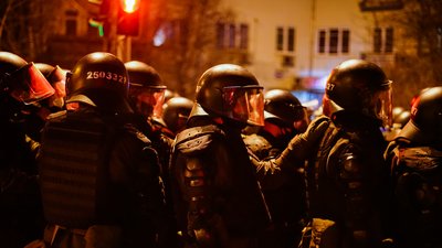"Не чуєш? Побачиш". Прихильники Стерненка облили ОП червоною фарбою та влаштували феєрверк "Не чуєш? Побачиш". Прихильники Стерненка облили ОП червоною фарбою та влаштували феєрверк
