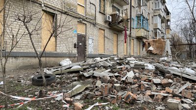 "Спочатку один був вибух, через годину — ще. В наш будинок попали". Херсонці про наслідки атаки РФ