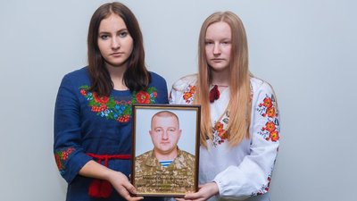 У Житомирі покажуть фотовиставку зі світлинами батьків і дітей загиблих героїв У Житомирі покажуть фотовиставку зі світлинами батьків і дітей загиблих героїв