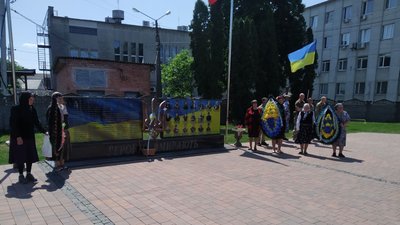 На Чернігівщині попрощалися з Денисом Гребенюком, який загинув на Донеччині На Чернігівщині попрощалися з Денисом Гребенюком, який загинув на Донеччині