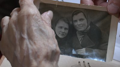 96-річна черкащанка садить огірки та чекає весну 96-річна черкащанка садить огірки та чекає весну