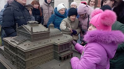 Доторкнулися до архітектури. В Одесі провели екскурсію для людей з вадами зору Доторкнулися до архітектури. В Одесі провели екскурсію для людей з вадами зору