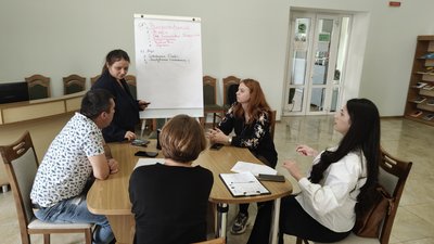 Учасники проєкту під час обговорення Учасники проєкту під час обговорення