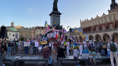 "Підтримуєш Україну? Обійми мене". Як франківка Валерія Ковальчук у Кракові нагадує європейцям про війну з РФ "Підтримуєш Україну? Обійми мене". Як франківка Валерія Ковальчук у Кракові нагадує європейцям про війну з РФ