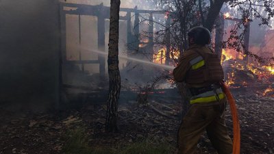 Через обстріли Миколаївщини горіли дерев'яні будинки: що відомо Через обстріли Миколаївщини горіли дерев'яні будинки: що відомо
