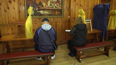 У Житомирі виборці невдоволені тим, що довелося голосувати в саморобних кабінках У Житомирі виборці невдоволені тим, що довелося голосувати в саморобних кабінках
