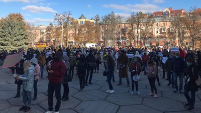 Підприємці у Полтаві зібрались на площі перед ОДА Підприємці у Полтаві зібрались на площі перед ОДА