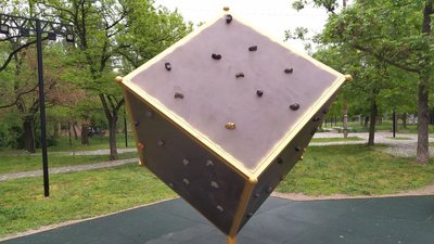 У Миколаєві встановили куб для скелелазіння