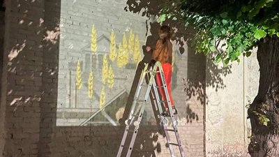 Береже життя і Здолбунів: у місті на Рівненщині з'явився мурал із жінкою-захисницею Береже життя і Здолбунів: у місті на Рівненщині з'явився мурал із жінкою-захисницею