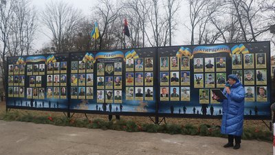 В Охтирці встановили меморіальну стелу загиблим на російсько-українській війні захисникам